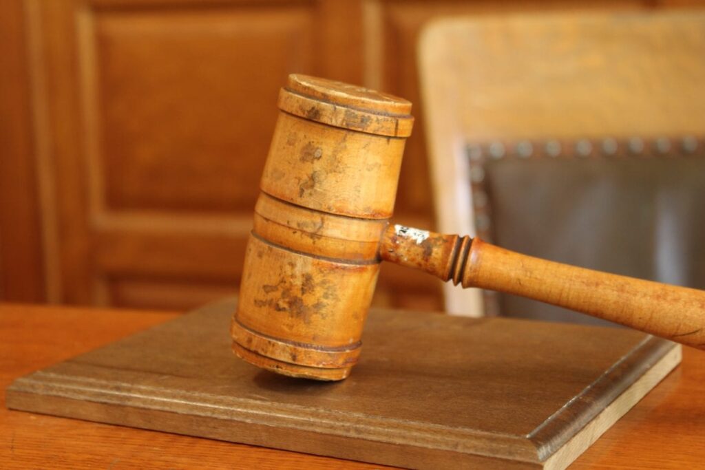 chair-court-gavel-995266.jpg